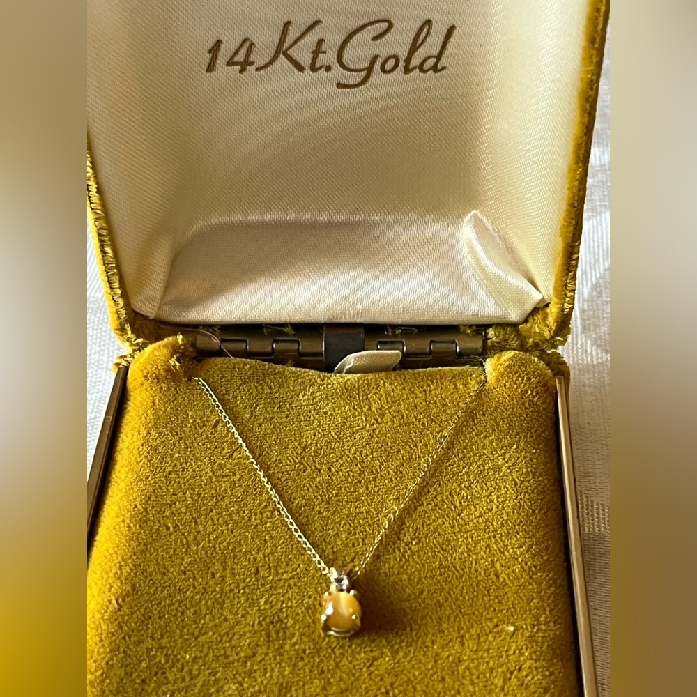 Vtg 14K Gold Chain with Dainty Tigers Eye & Diamond Chip Pendant Set in 14K Gold
